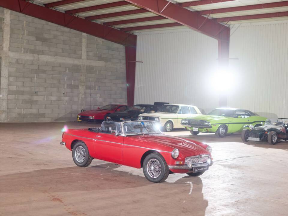 Image 8/27 of MG MGB GT (1972)
