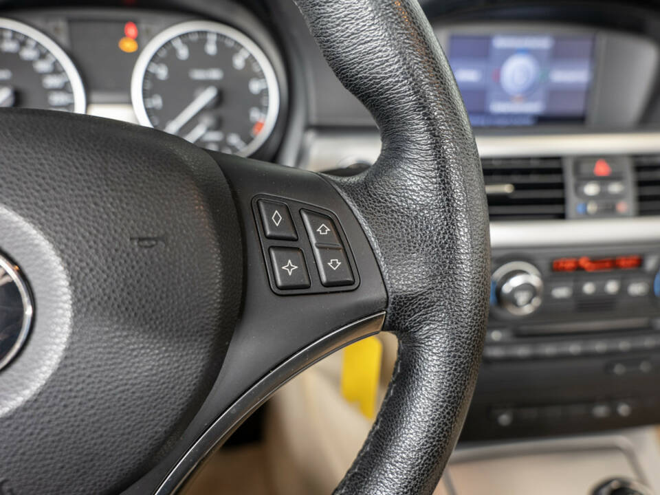 Image 15/31 of BMW 320i (2008)