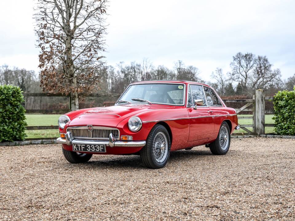 Image 13/40 of MG MGC GT (1968)