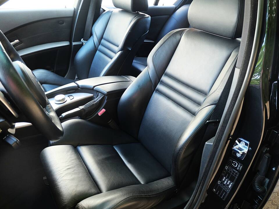 Image 29/51 of BMW M5 (2007)