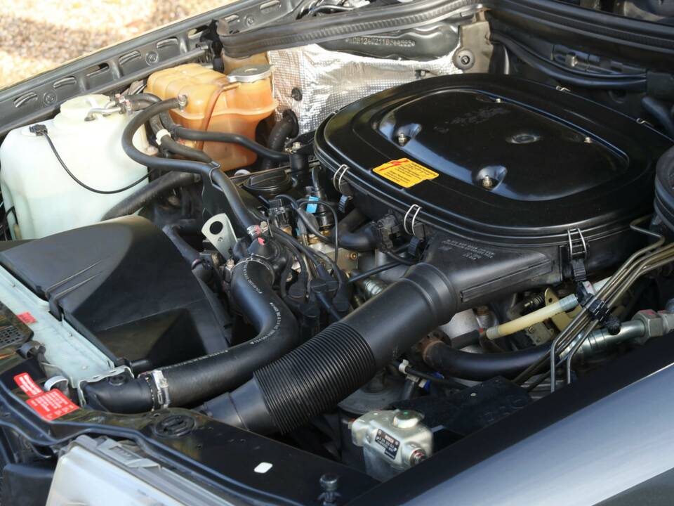 Image 36/50 of Mercedes-Benz 200 E (1992)