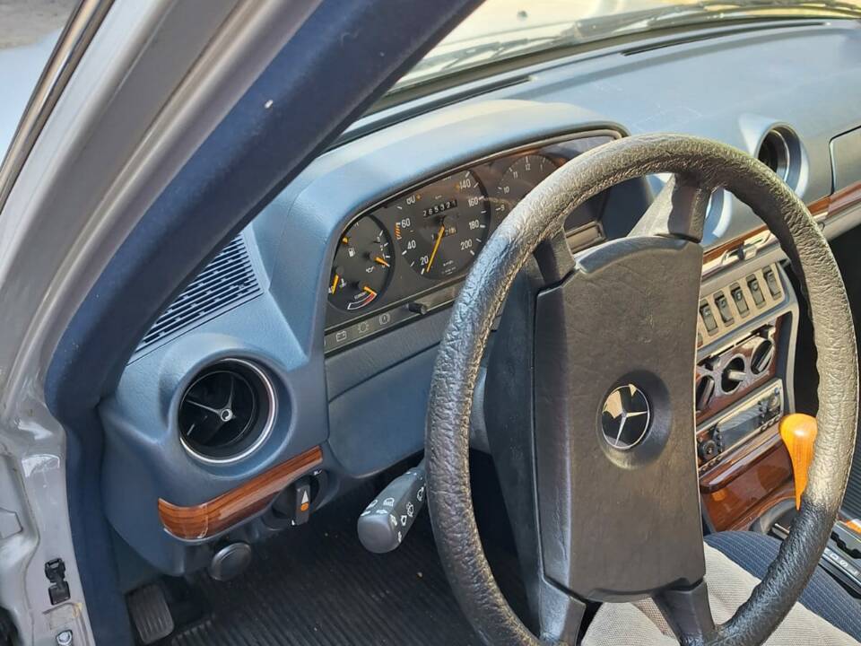Imagen 4/7 de Mercedes-Benz 230 E (1984)