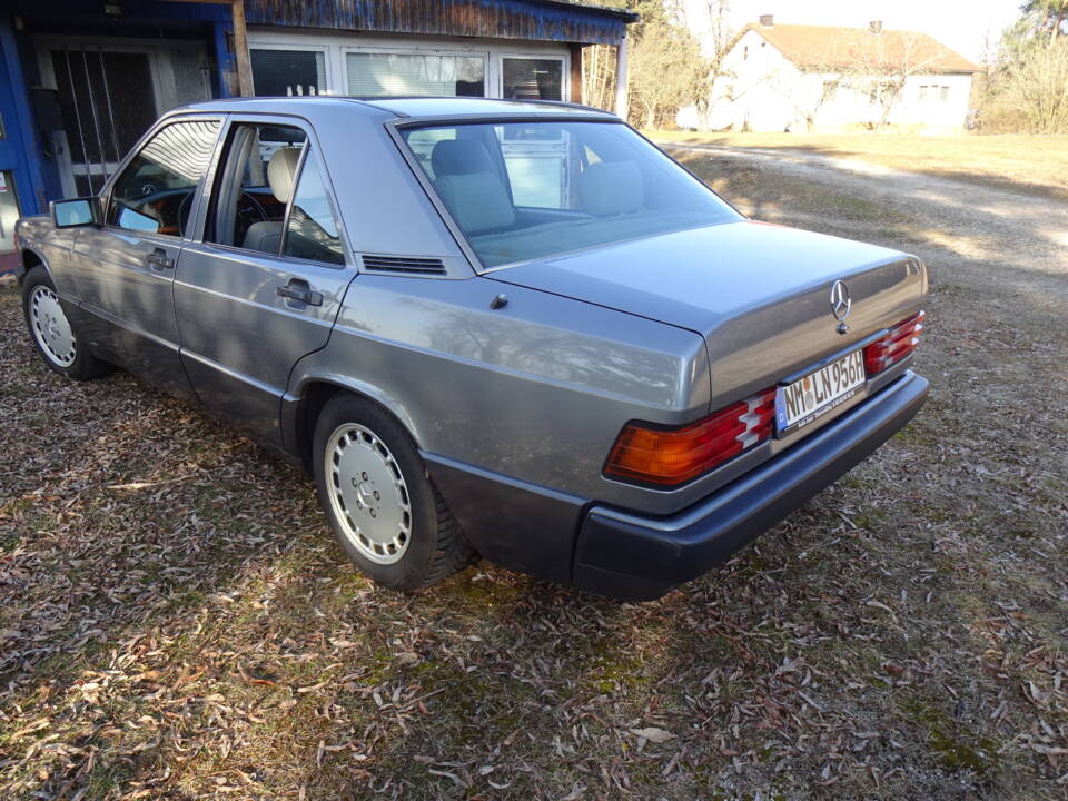 Bild 3/10 von Mercedes-Benz 190 E 2.3 (1991)