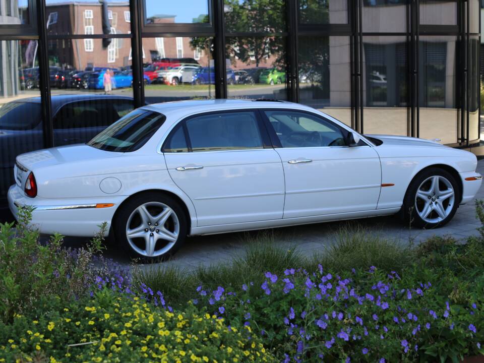 Imagen 25/77 de Jaguar XJ 8 4.2 (2005)