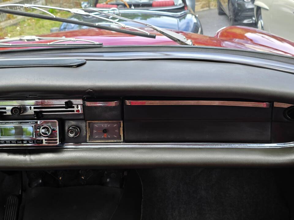 Image 20/21 of Mercedes-Benz 200 D (1968)