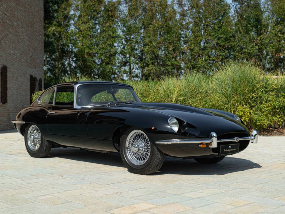 Image 2/50 de Jaguar E-Type (1968)