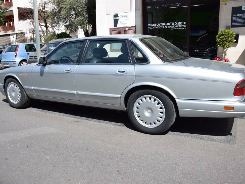 Image 22/33 of Jaguar XJ6 3.2 Executive (1995)