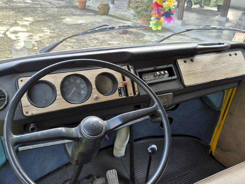 Bild 28/50 von Volkswagen T2b Kastenwagen (1976)