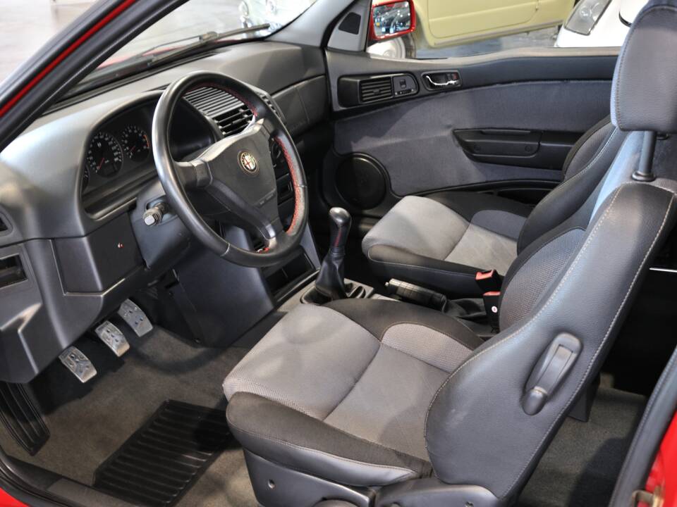 Afbeelding 23/29 van Alfa Romeo 145 Quadrifoglio Verde (1996)