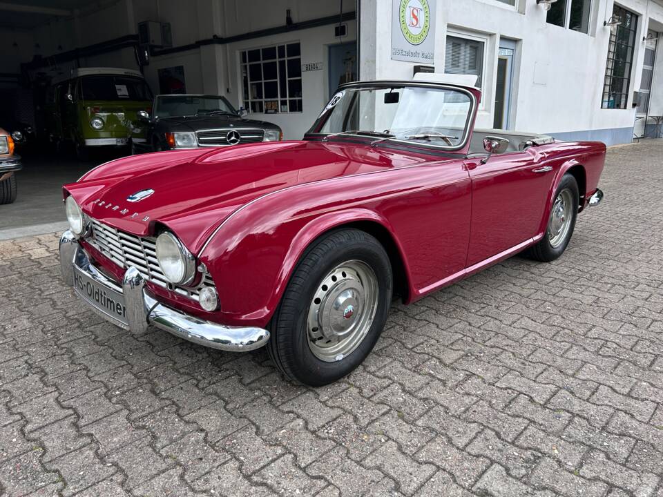 Image 22/26 of Triumph TR 4 (1965)