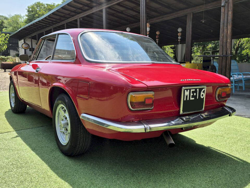 Image 13/50 de Alfa Romeo Giulia GT 1300 Junior (1971)