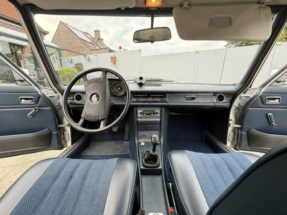 Image 2/8 of Mercedes-Benz 230/4 (1975)