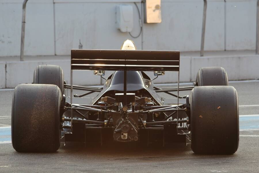 Bild 11/28 von Tyrrell 017 (1988)