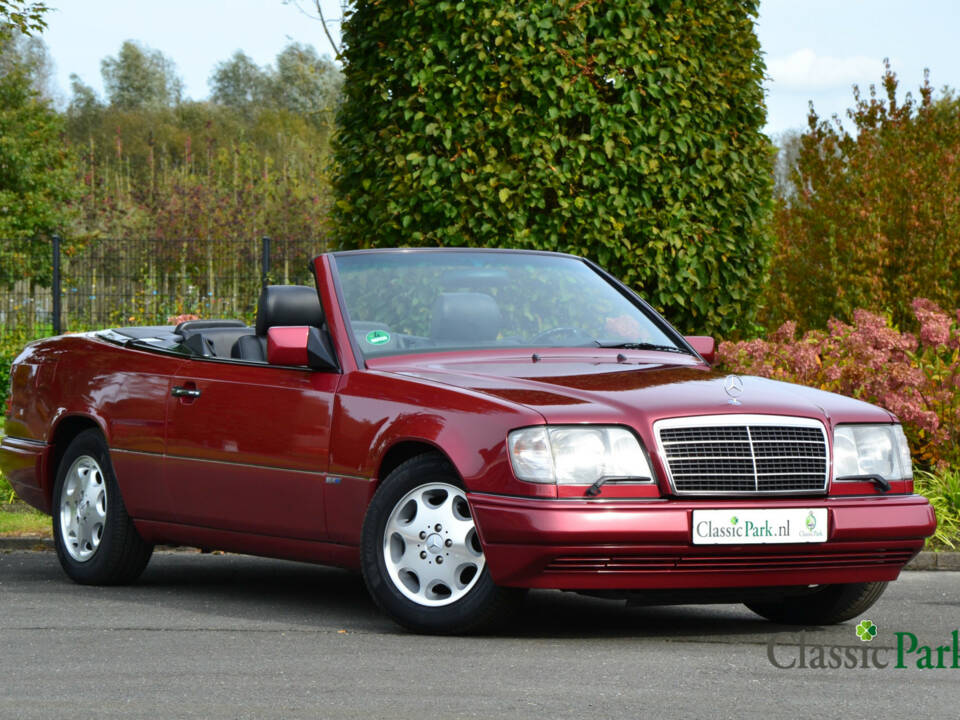 Image 18/50 de Mercedes-Benz E 200 (1995)