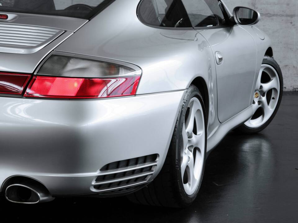 Image 11/50 of Porsche 911 Carrera 4S (2004)