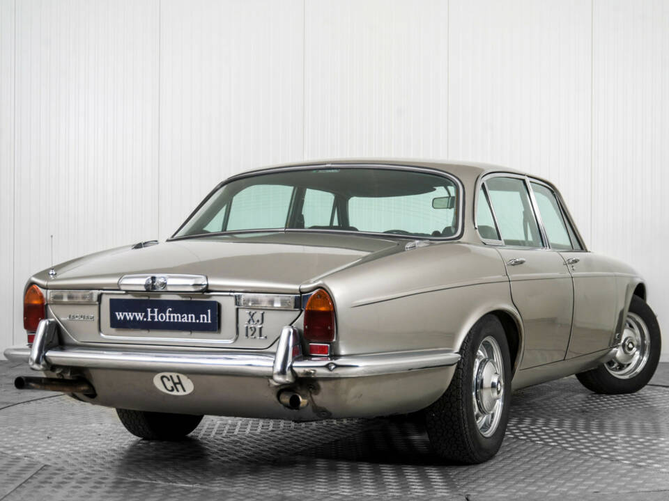 Image 48/50 de Jaguar XJ 12 L (1975)