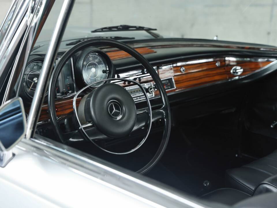 Image 20/48 of Mercedes-Benz 280 SE (1969)