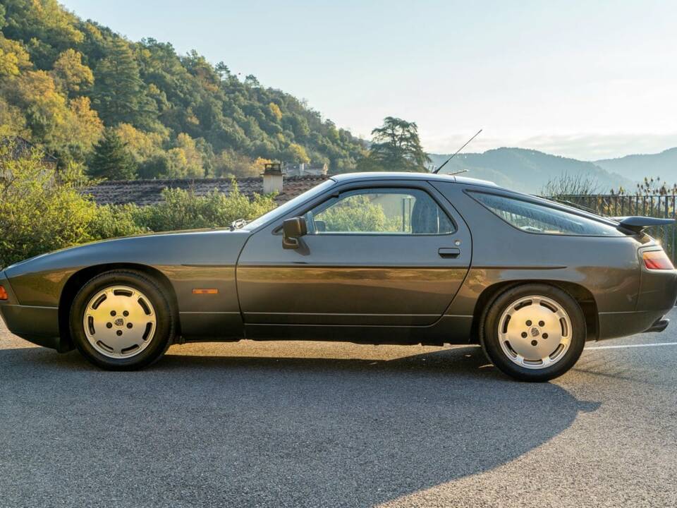 Image 3/30 of Porsche 928 S4 (1989)