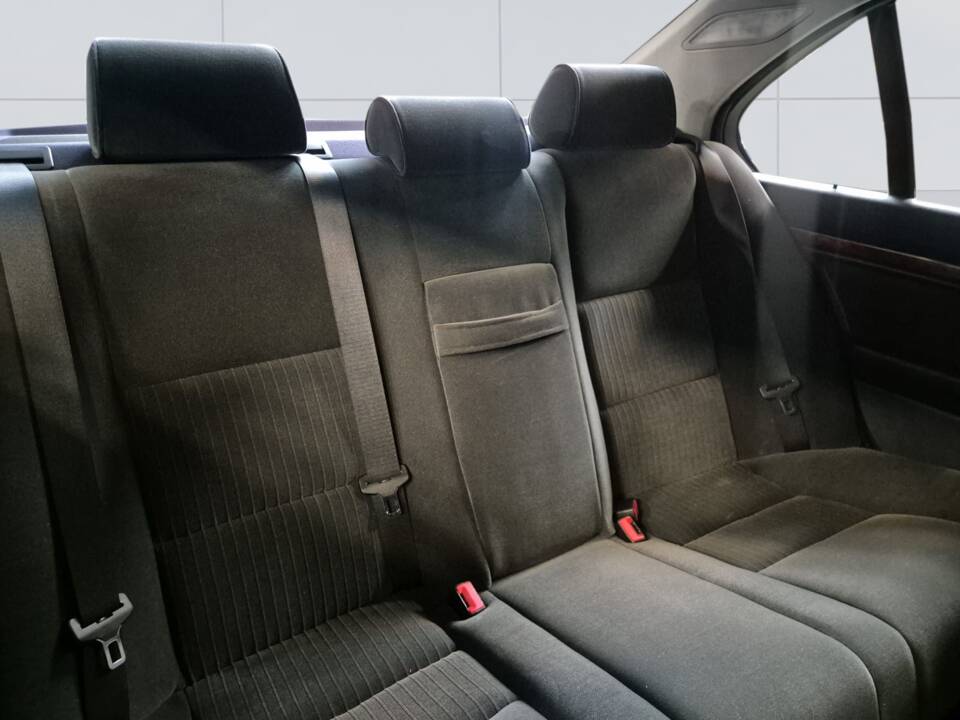 Image 11/13 of BMW 528i (1997)