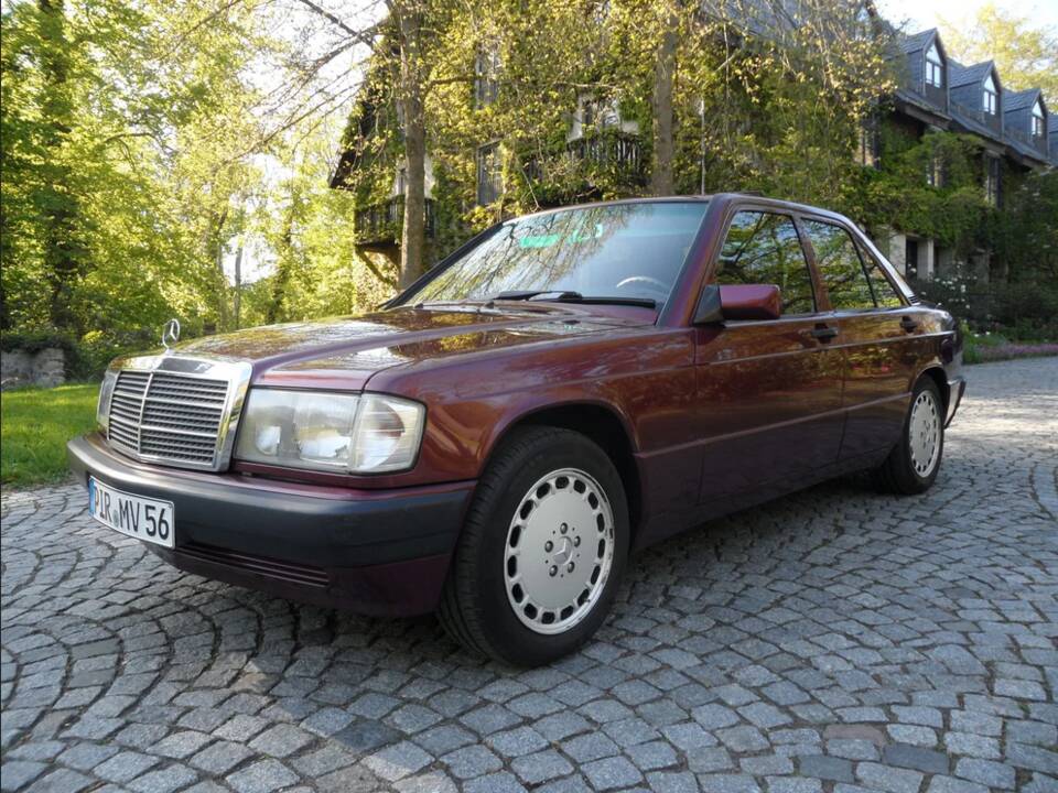 Image 10/137 of Mercedes-Benz 190 E 1.8 Avantgarde &quot;Rosso&quot; (1992)
