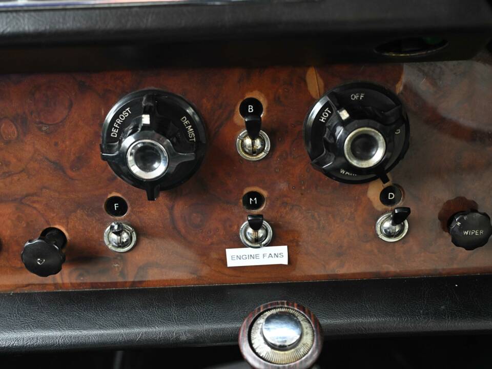 Image 16/40 of Bristol 410 (1968)