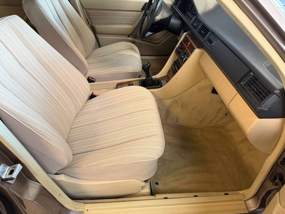 Afbeelding 13/36 van Mercedes-Benz 200 (1988)