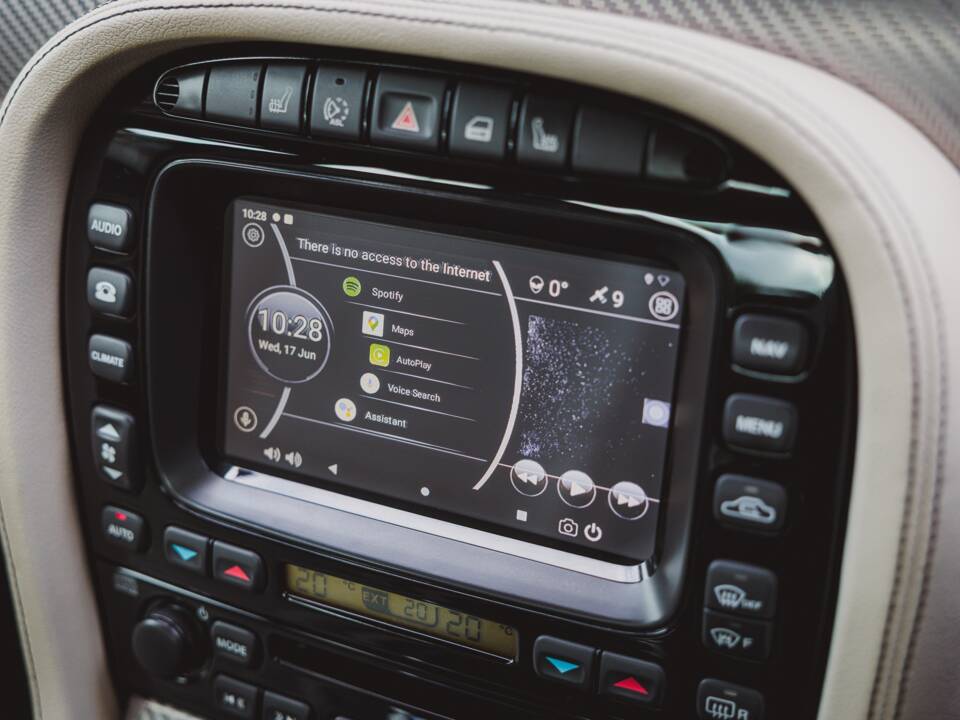 Image 37/48 of Jaguar XJR (2006)