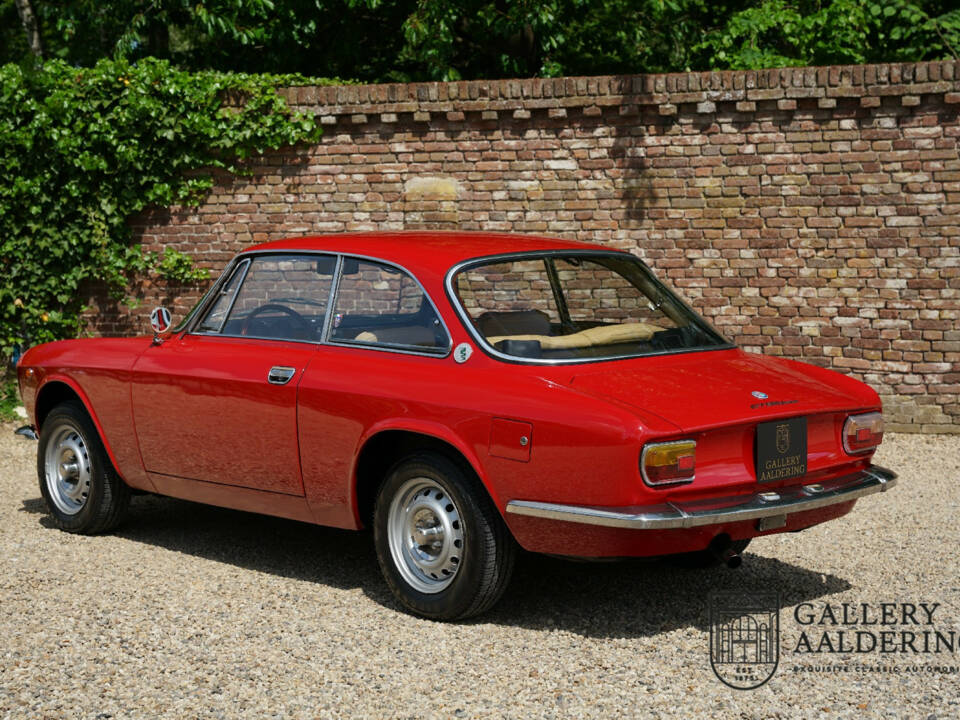 Image 2/50 of Alfa Romeo Giulia GT 1300 Junior (1975)