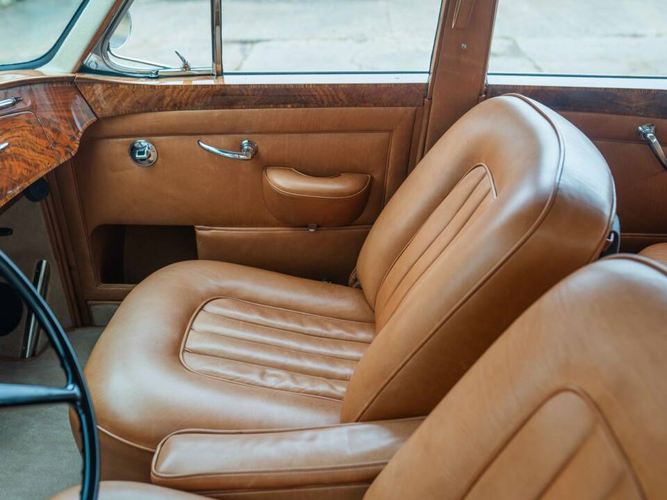 Image 26/57 of Bentley S 2 Continental (1961)