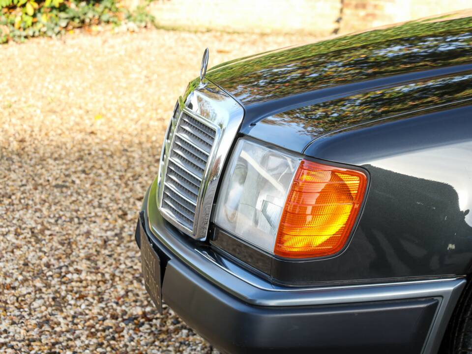 Image 34/50 of Mercedes-Benz 200 E (1992)