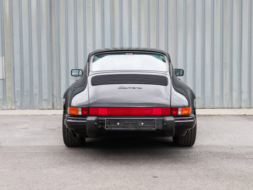 Image 4/108 de Porsche 911 Carrera 3.2 (1989)