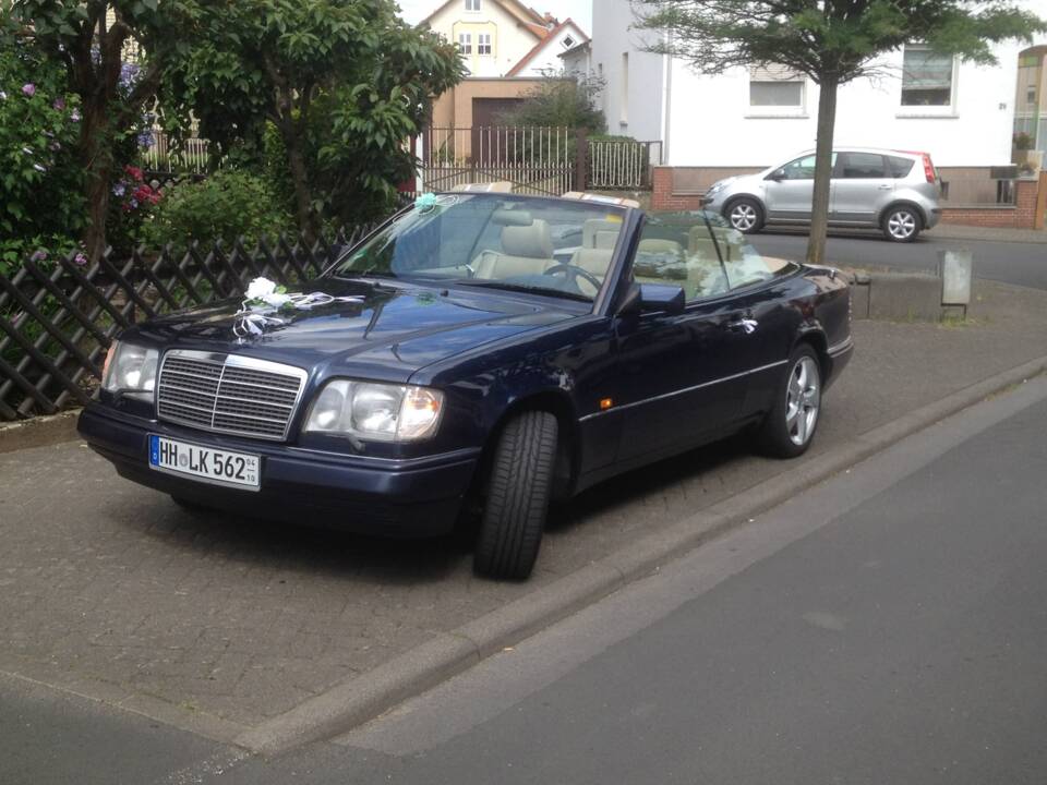 Image 6/22 of Mercedes-Benz E 220 (1996)