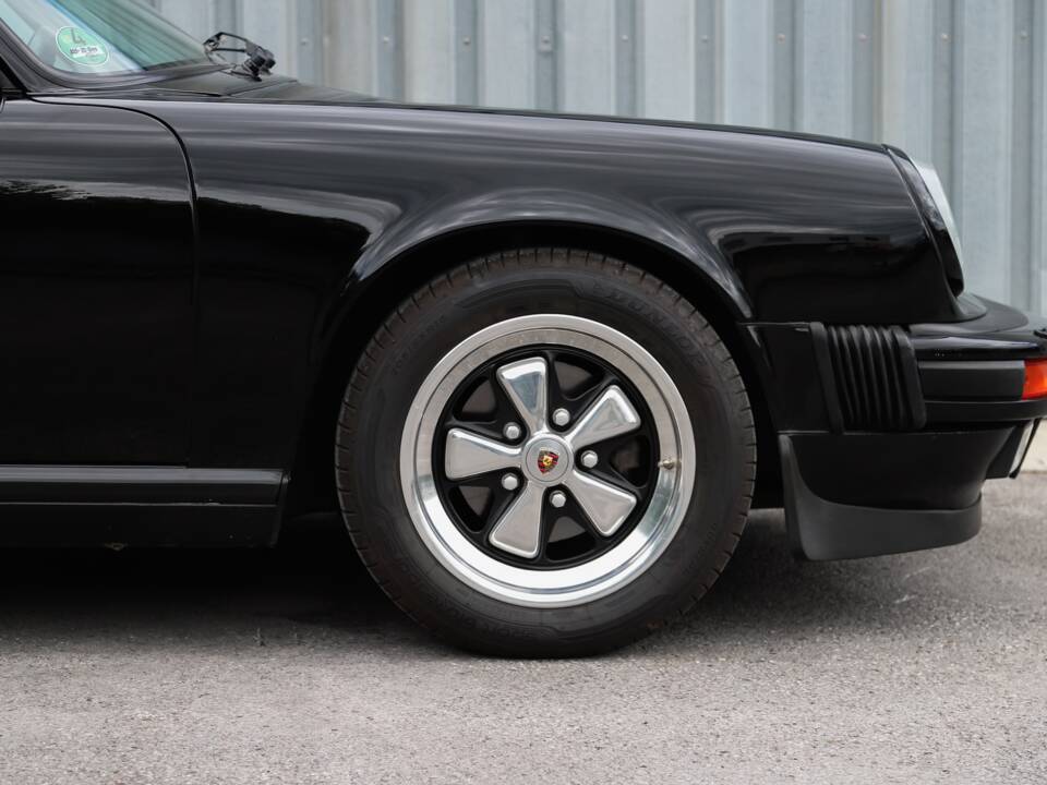 Image 18/108 de Porsche 911 Carrera 3.2 (1989)