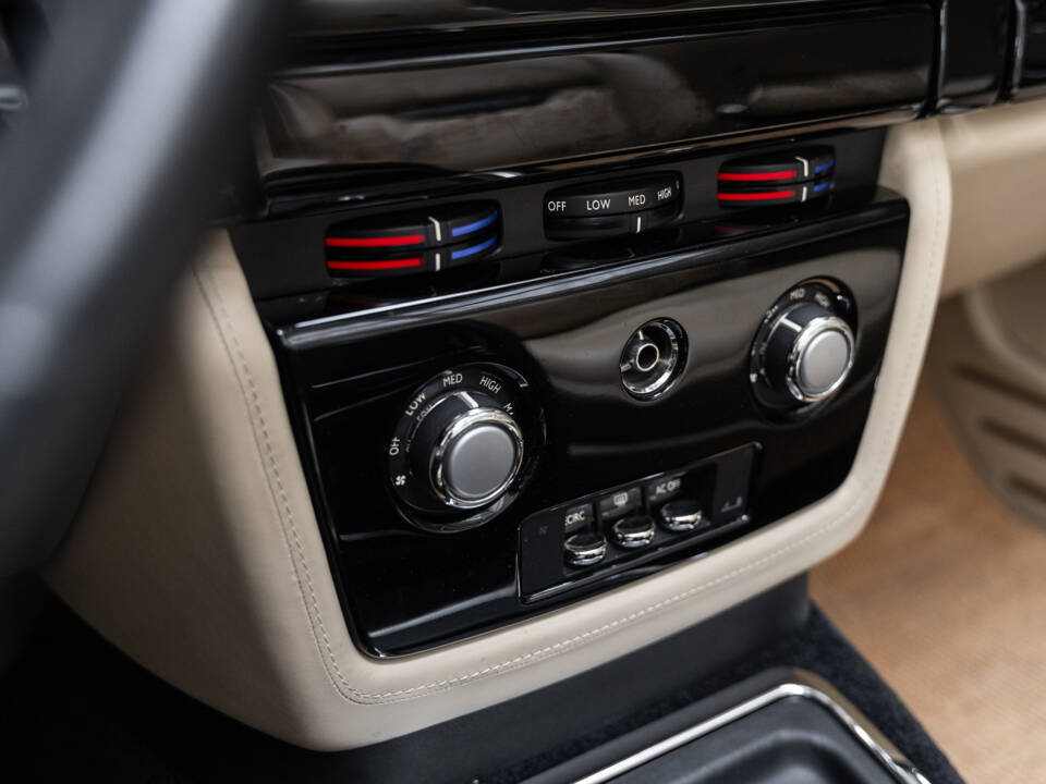 Image 18/36 of Rolls-Royce Phantom DHC (2008)