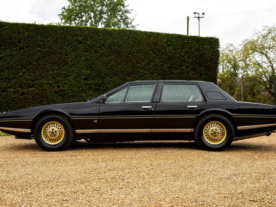 Image 2/43 of Aston Martin Lagonda (1979)