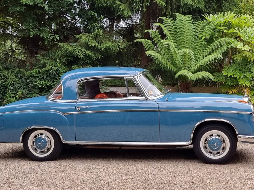 Image 2/100 of Mercedes-Benz 220 SE (1960)