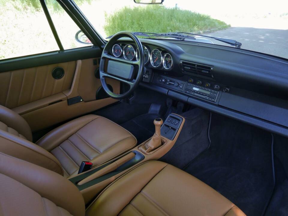 Image 23/42 of Porsche 911 Carrera 2 (1900)