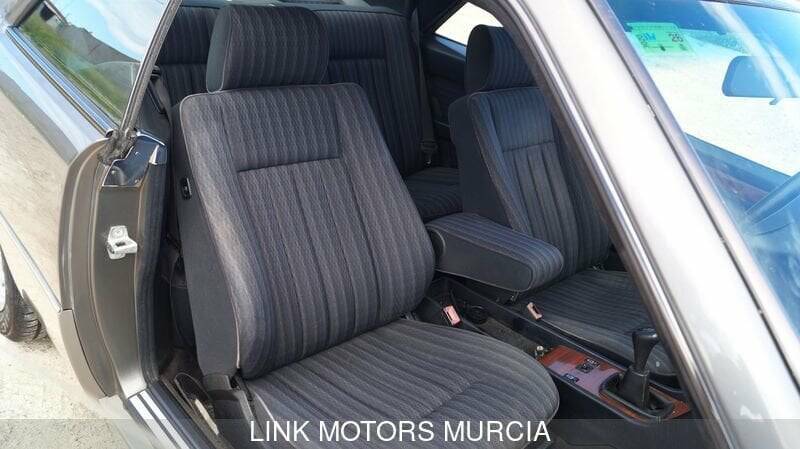 Immagine 9/10 di Mercedes-Benz 300 CE (1991)