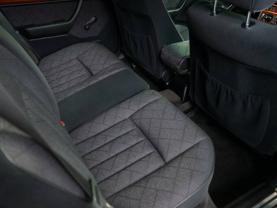 Image 18/36 de Mercedes-Benz E 220 T (1993)