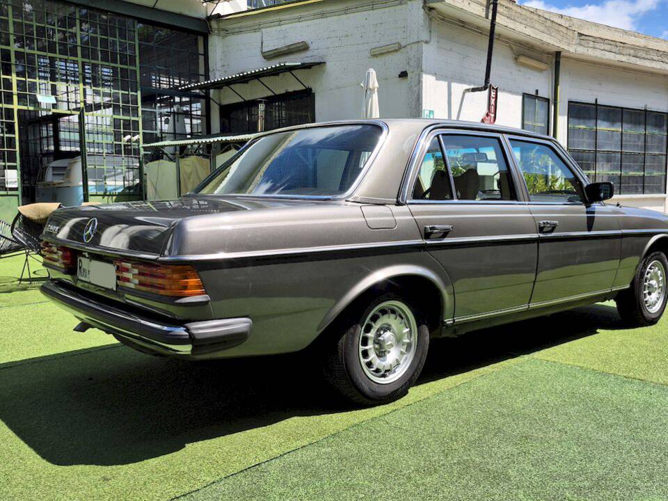 Image 14/71 of Mercedes-Benz 240 D (1980)