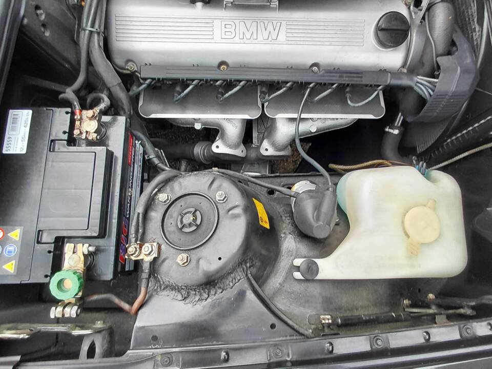 Immagine 34/53 di BMW 320i (1989)
