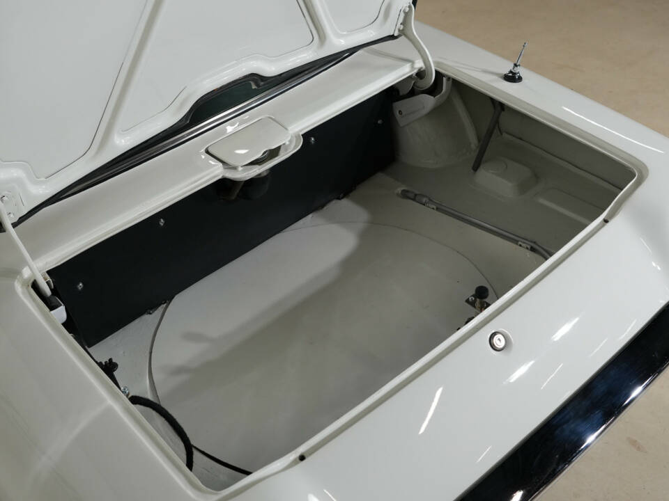 Image 25/32 of Mazda 110 S Cosmo Sport (1968)