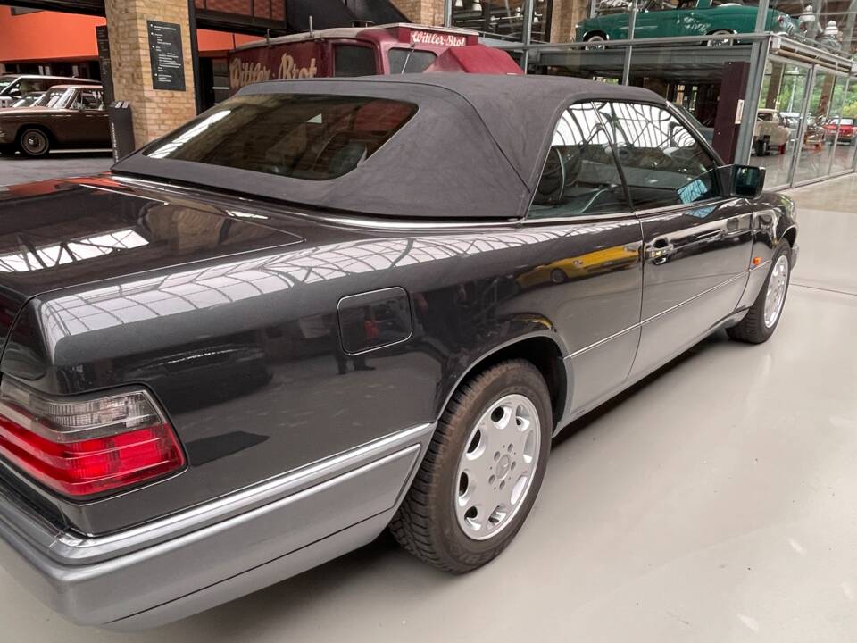 Image 8/22 of Mercedes-Benz E 200 (1995)