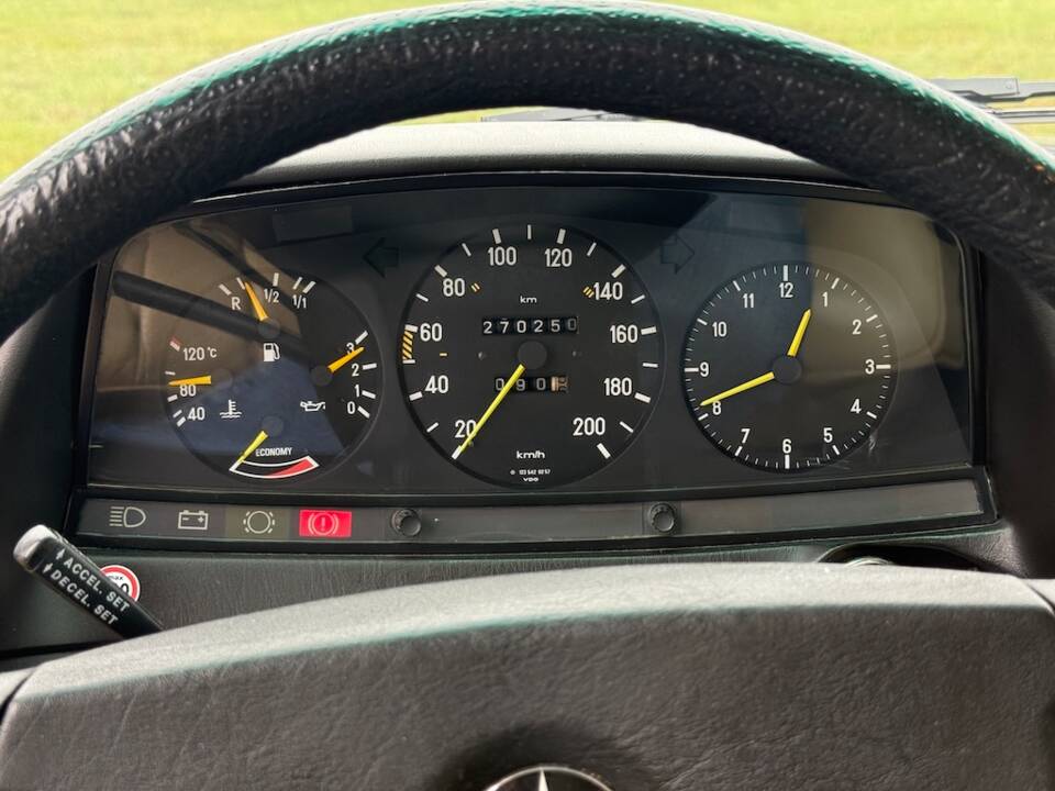 Imagen 7/34 de Mercedes-Benz 230 E (1983)