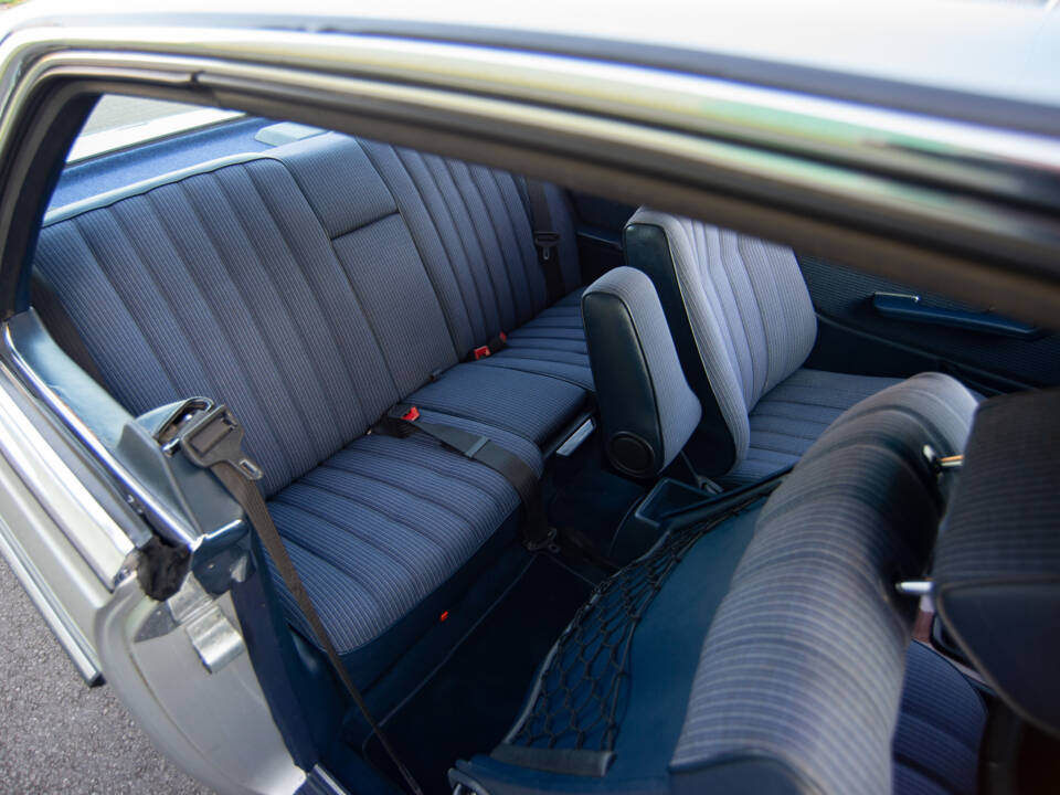 Immagine 13/28 di Mercedes-Benz 230 CE (1984)