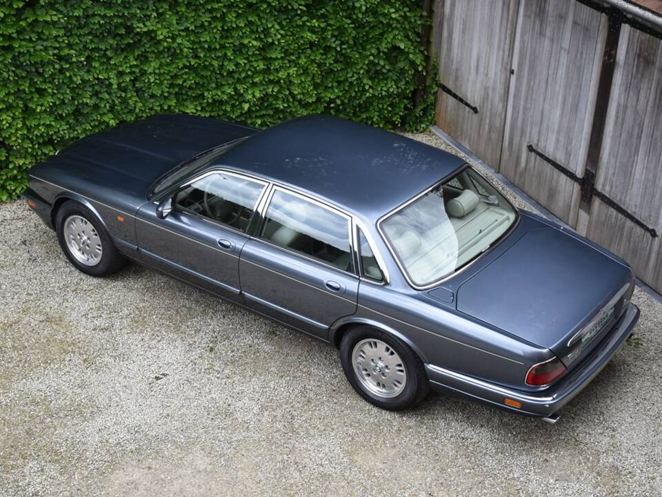 Image 6/40 of Jaguar XJ 6 4.0 Sovereign (1995)
