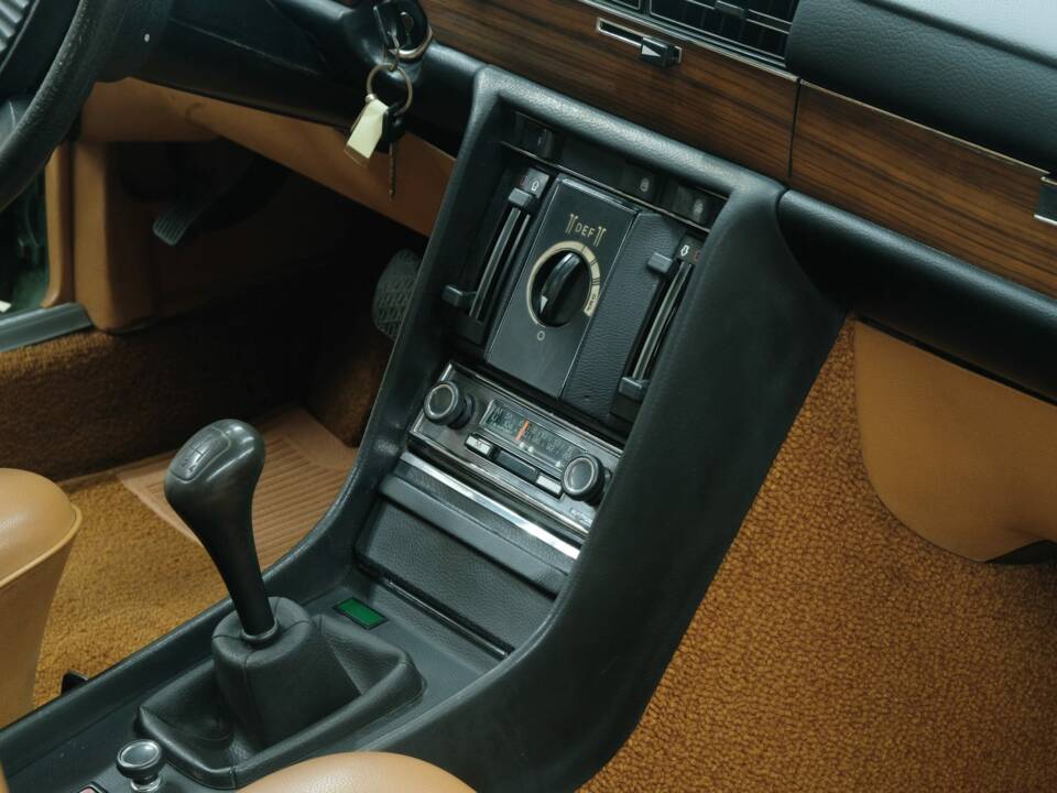 Image 36/50 de Mercedes-Benz 350 SE (1975)