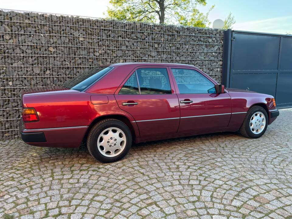 Immagine 46/75 di Mercedes-Benz 230 E (1992)