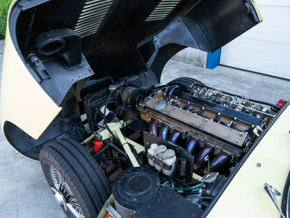Image 74/78 de Jaguar E-Type (1969)