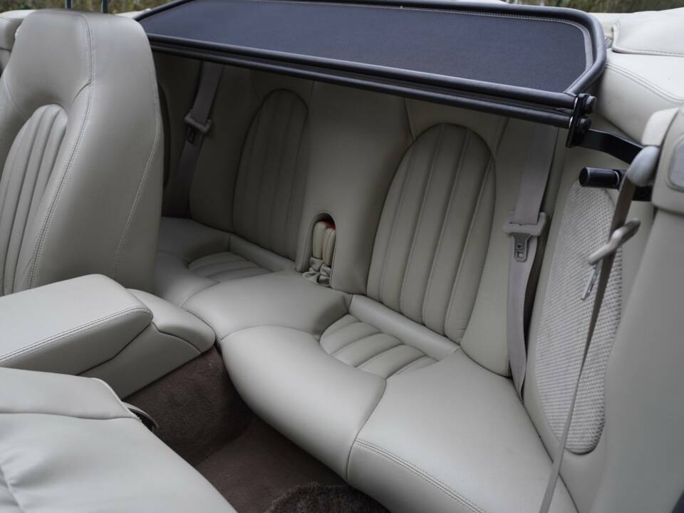 Image 14/19 of Jaguar XK8 4.0 (2001)